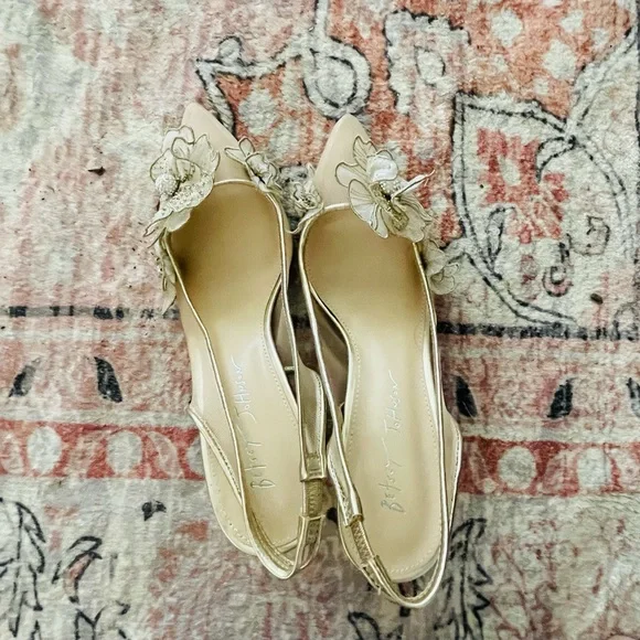 Elegant Gold Floral Chunky Heels - Picture 2 of 4